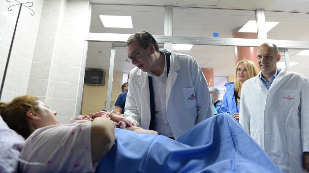 Председник и министар здравља обишли прву бебу у ГАК Вишеградска