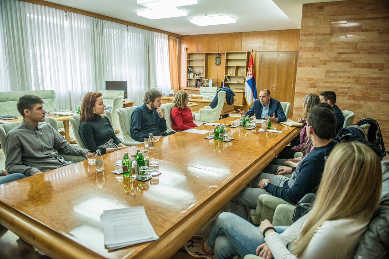 Студенти помажу омладини и држави