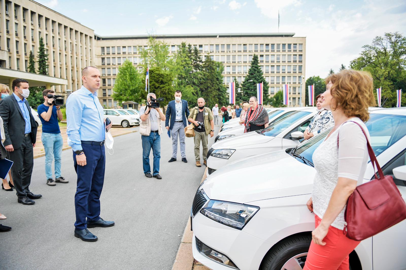 Министар Лончар уручио Инспекцији и Заводима за јавно здравље 46 нових возила