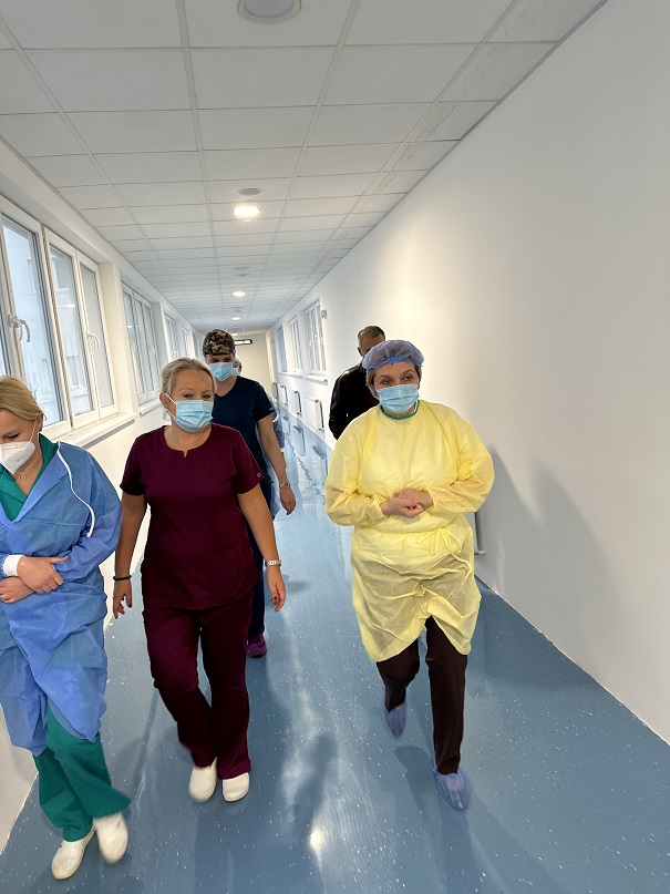 Министаркa здравља Даницa Грујичић посетила ковид болницу у Батајници 