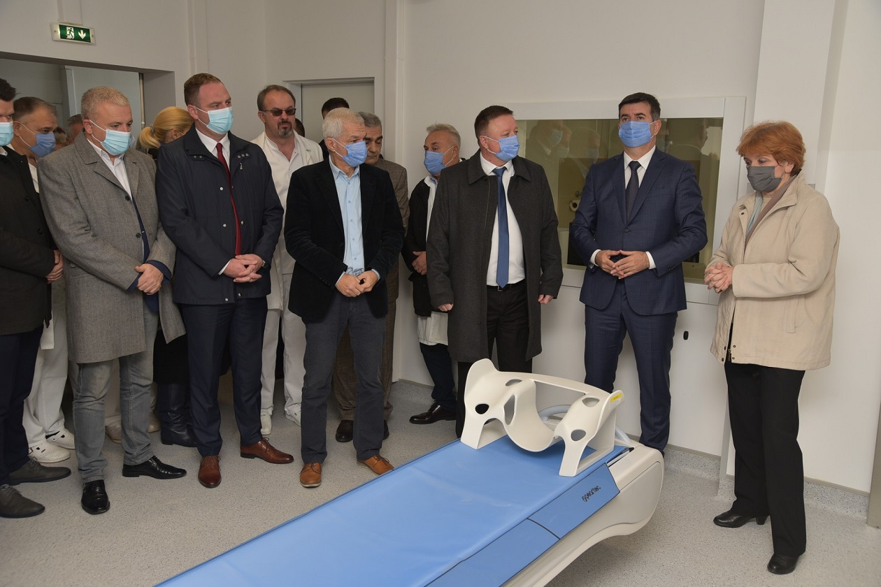 Министарка здравља обишла Параћин и пустила у рад скенер и нови рендген апарат 